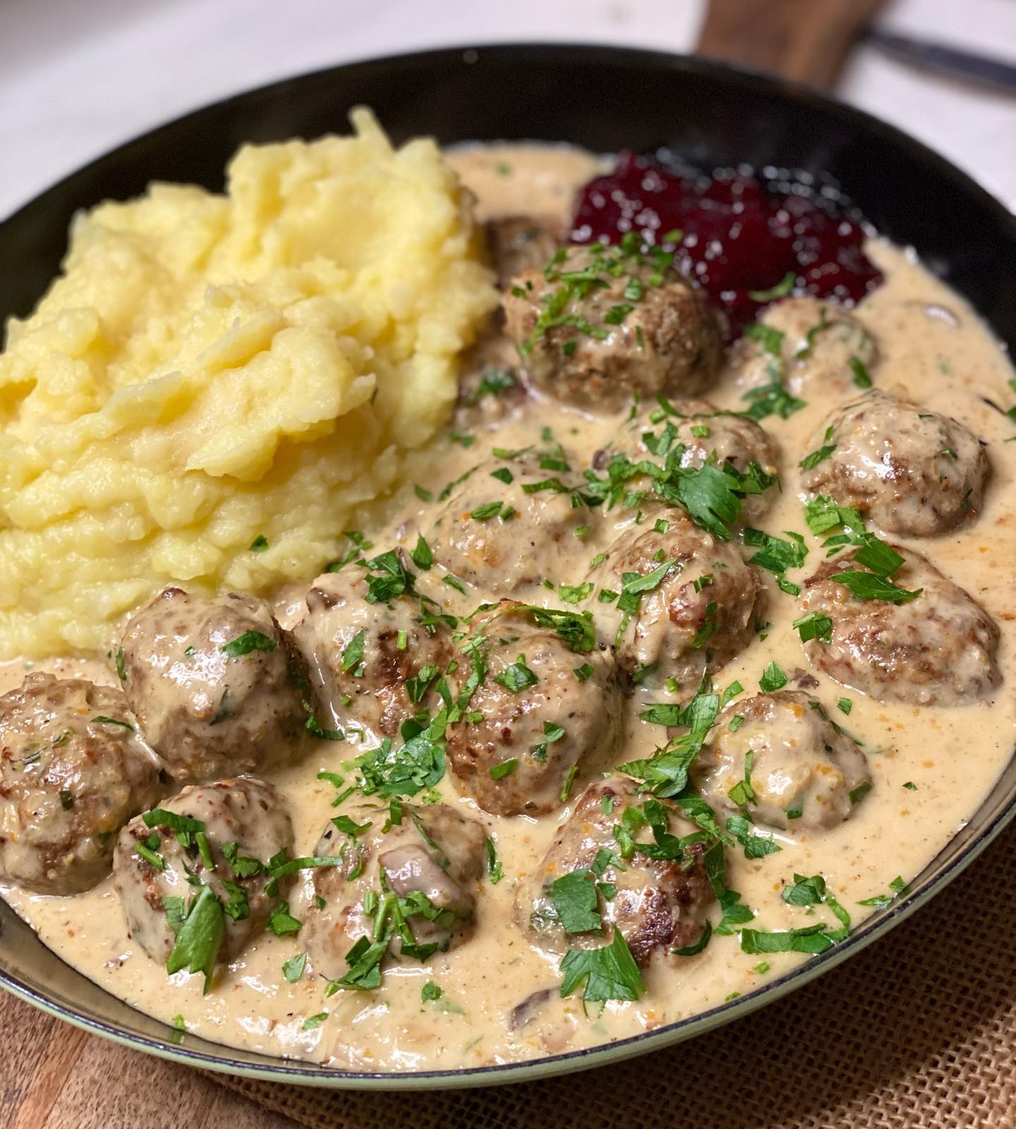 Image of Kottbullar in a plate with mashed potatoes