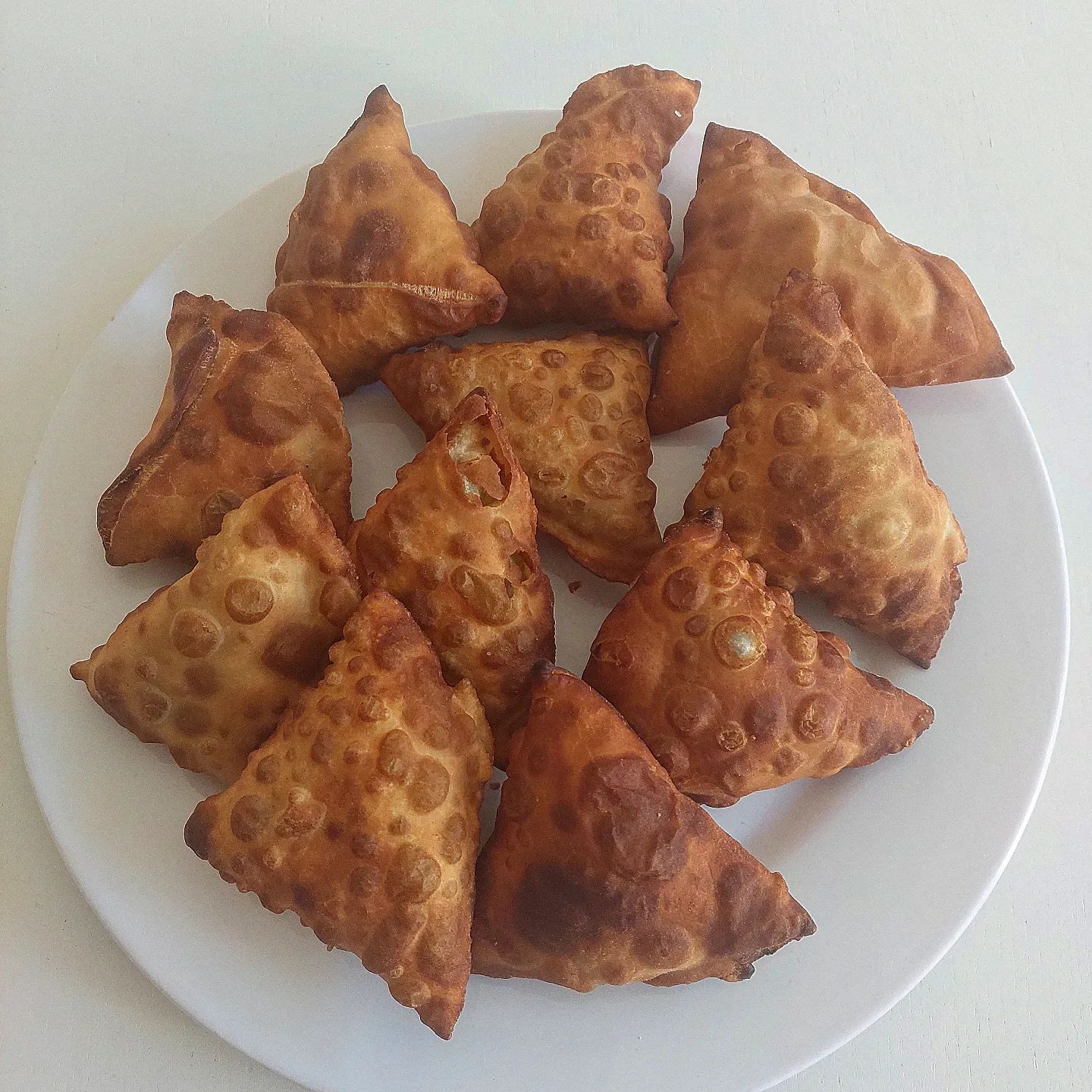 Image of a few Chamuça in a plate